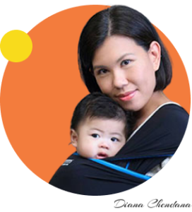 創辦人 Diana Chendana 示範正確的嬰兒揹巾穿戴方式，展現親密育兒 (Attachment Parenting) 理念，以及在嬰幼兒游泳發展與人體工學領域的專業性。