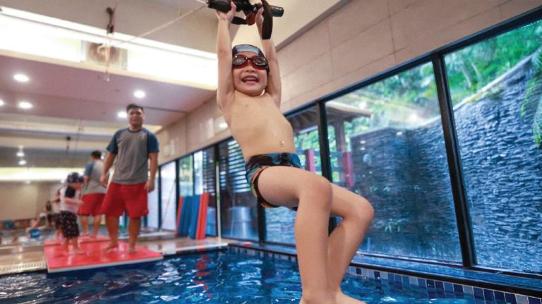 3.5-5歲兒童進行進階水中冒險挑戰，利用繩索擺盪跳入水中，訓練大肌肉協調 (Gross Motor Skills) 與入水膽量，培養自信心。