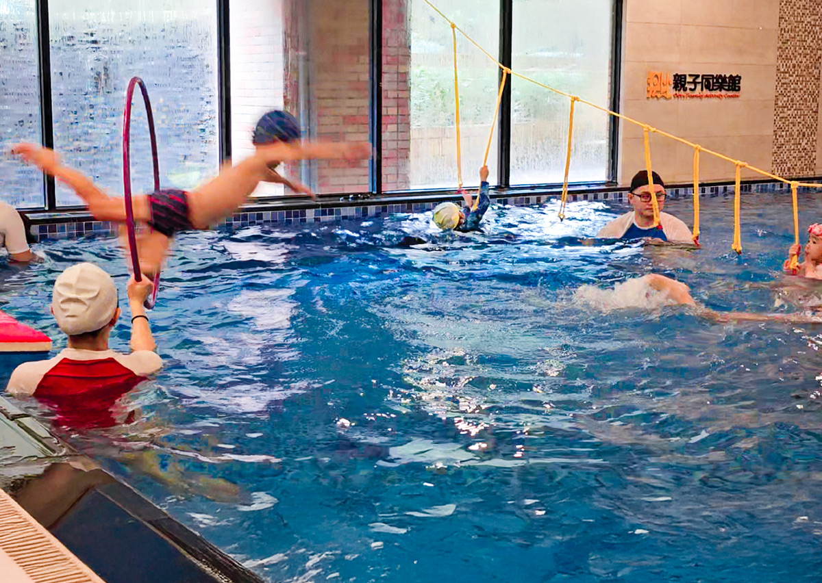 Oovi 獨創的aquaMoov水上體適能循環訓練,結合圈圈跳水與繩索攀爬等障礙闖關,全面提升兒童的前庭覺發展、動態視力與全身大肌肉協調能力。