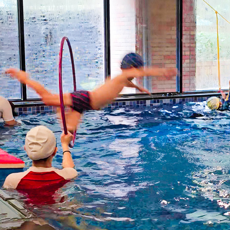 Oovi 獨創的aquaMoov水上體適能循環訓練，結合圈圈跳水與繩索攀爬等障礙闖關，全面提升兒童的前庭覺發展、動態視力與全身大肌肉協調能力。