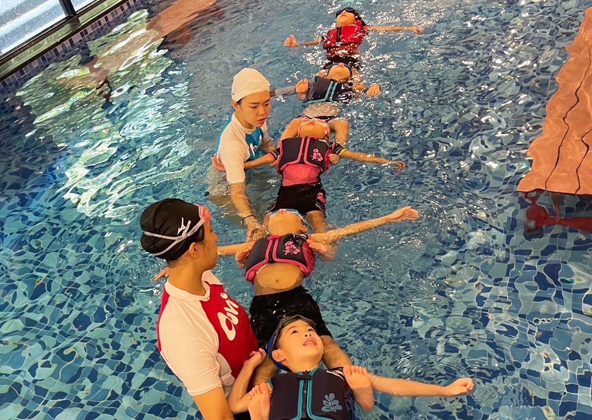 Oovi 教練帶領學員進行仰漂接龍遊戲,透過團體互動建立對教練與同儕的信任感 (Trust),並在快樂氛圍中提升水感 (Water Feel)。