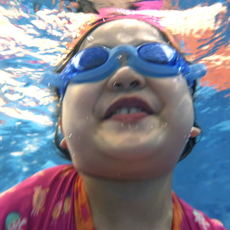 捕捉兒童在水下開懷大笑的瞬間，證明孩子已完全克服對水的恐懼，具備極佳的閉氣控制與水中適應力，享受游泳帶來的純粹快樂。