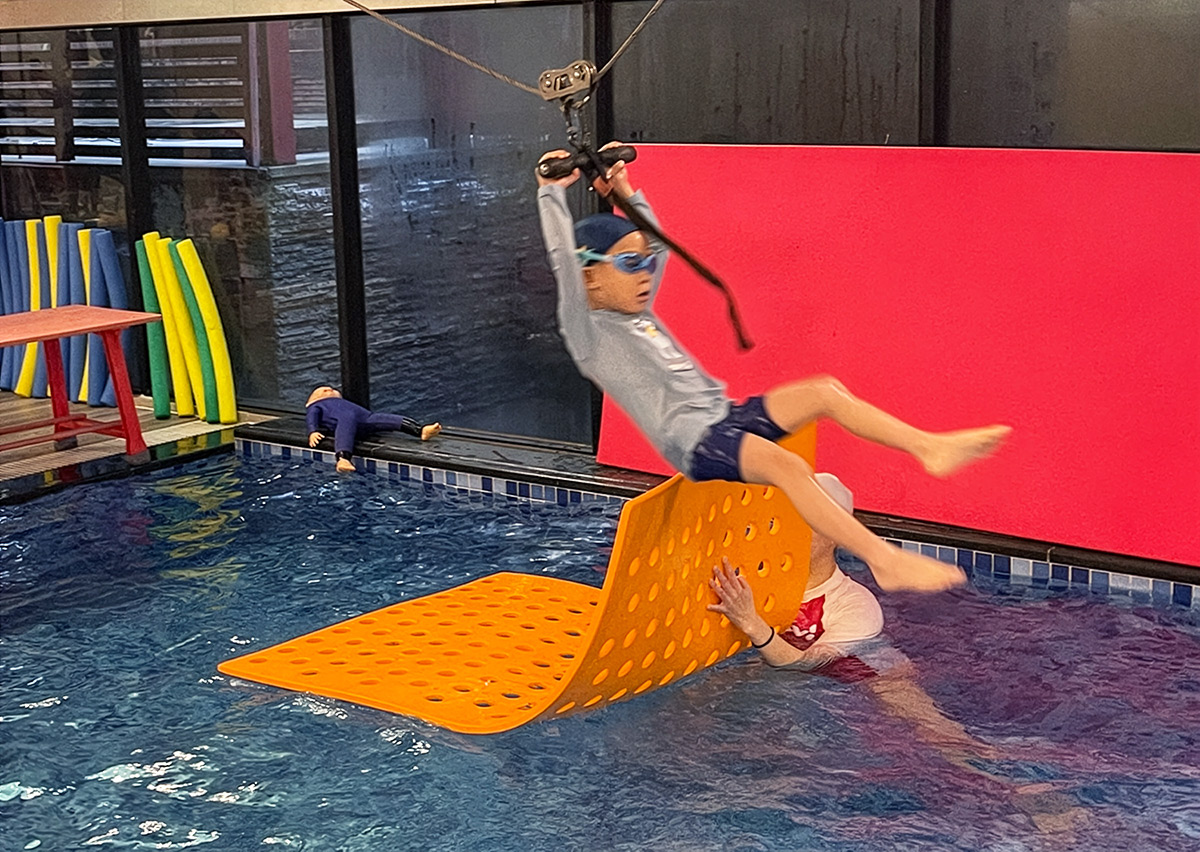 兒童挑戰水上高空滑索 (Zipline) 、越過障礙、並落入水中,這項冒險活動能刺激前庭覺系統,訓練動態視力與入水膽量,打破傳統游泳課的框架。