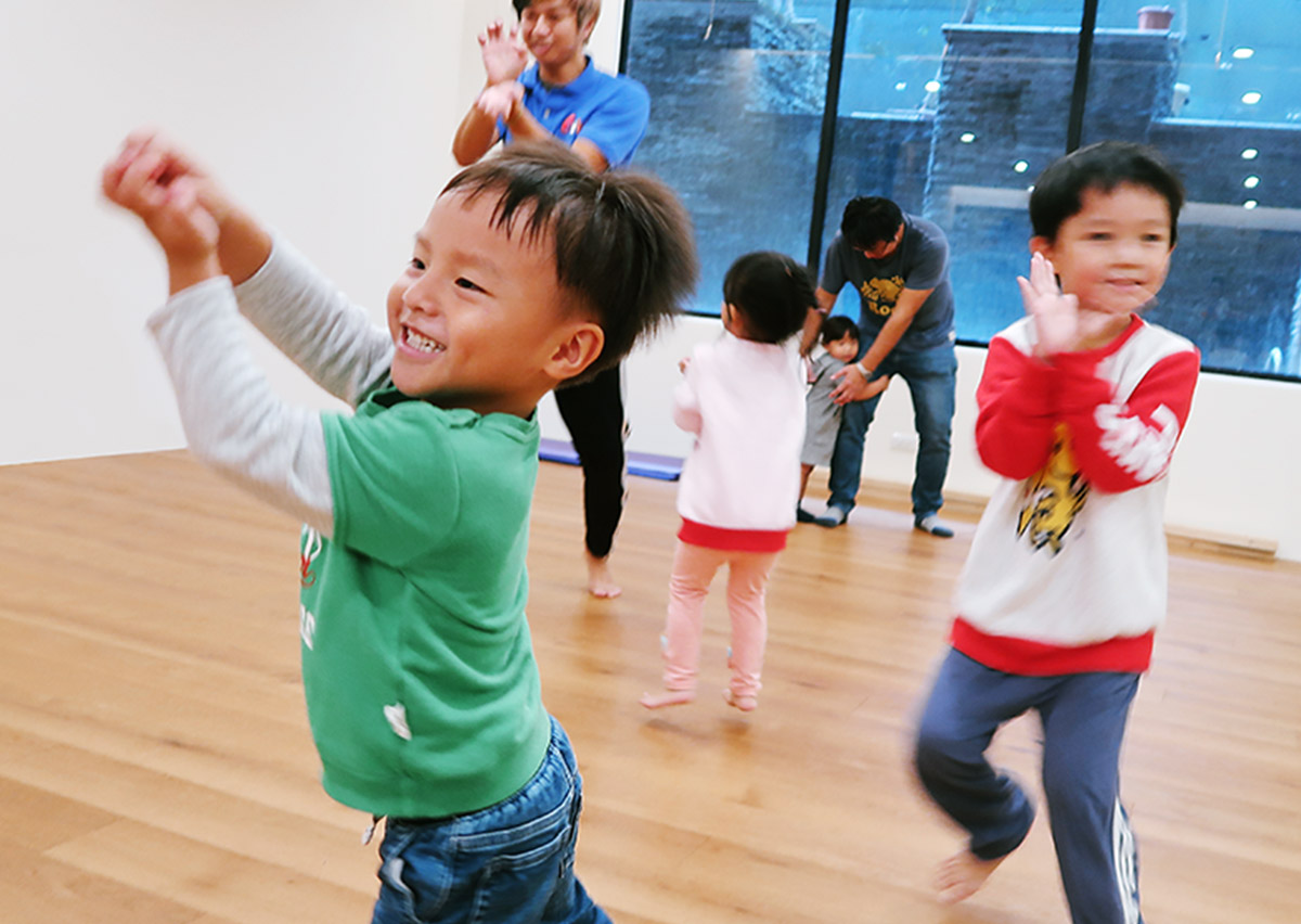 捕捉孩子們在課堂上開心拍手律動的瞬間，透過動作模仿 (Motor Imitation) 與聽覺指令反應，訓練大腦與肢體的連結，享受快樂學習的氛圍。