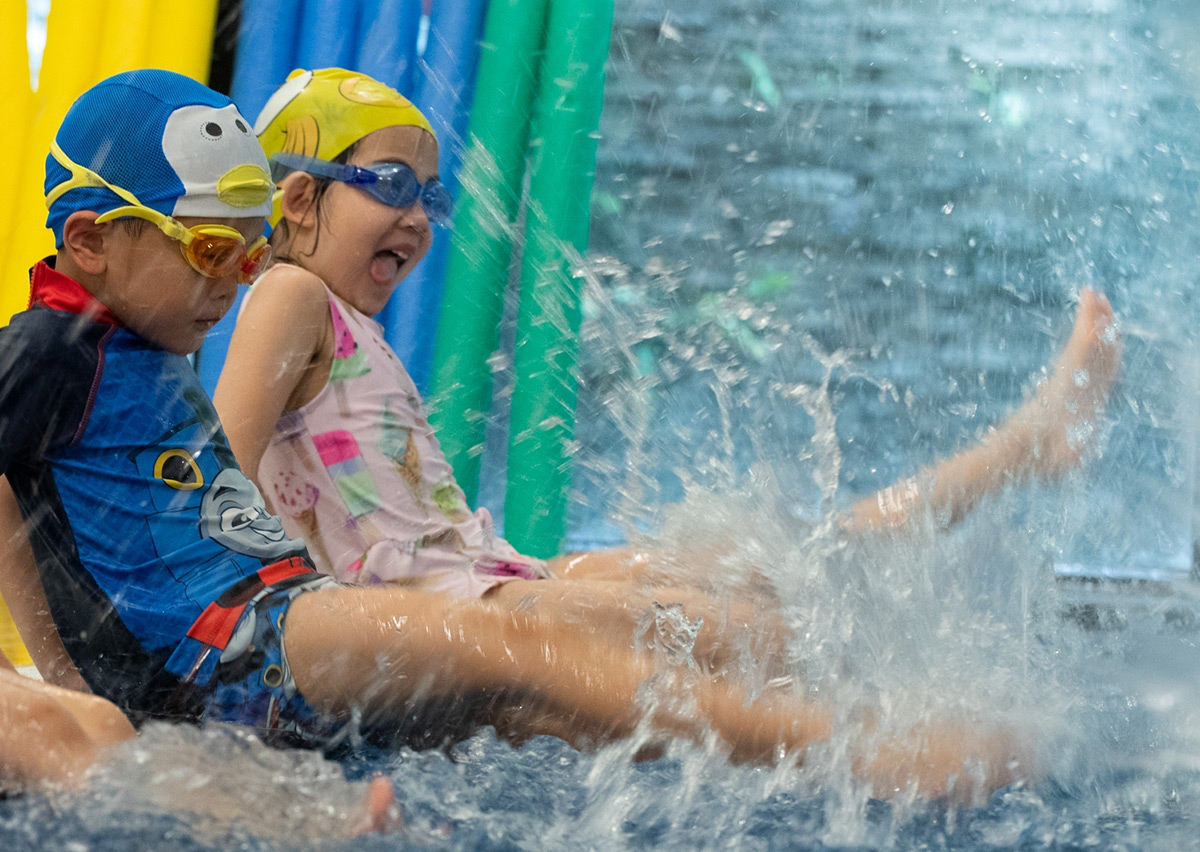 捕捉兒童用力打水激起大片水花的瞬間,孩子在快樂氛圍中自然建立水感 (Water Feel),並透過製造水花的視覺回饋提升學習動機與自信心。