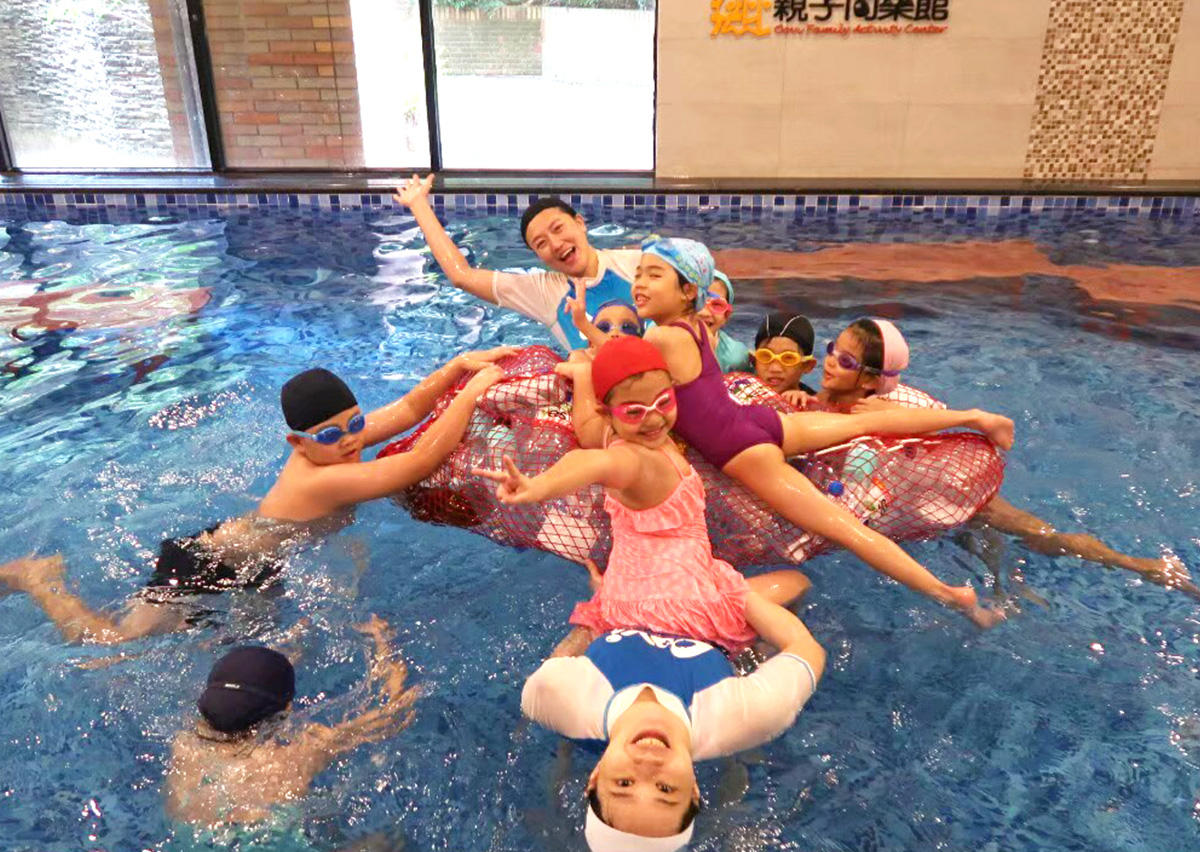 兒童在不穩定的水上浮墊上翻滾與移動,這項活動旨在訓練動態平衡 (Dynamic Balance) 與本體感覺,讓身體適應水波晃動,增進水中控制能力。