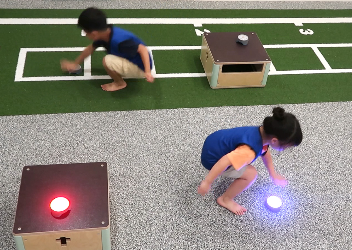 兒童進行反應燈 (Reaction Lights) 訓練，透過快速辨識燈號並拍擊，強化視動整合 (Visual-Motor Integration) 能力與大腦處理速度，有效提升運動場上的敏捷反應。