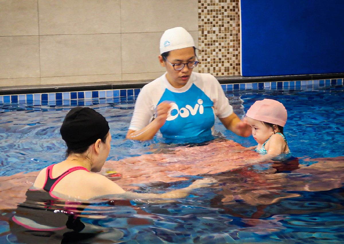 教練利用大型浮毯製造不穩定平面，引導幼兒進行動攀爬與平衡訓練，強化前庭覺刺激與核心肌群發展。