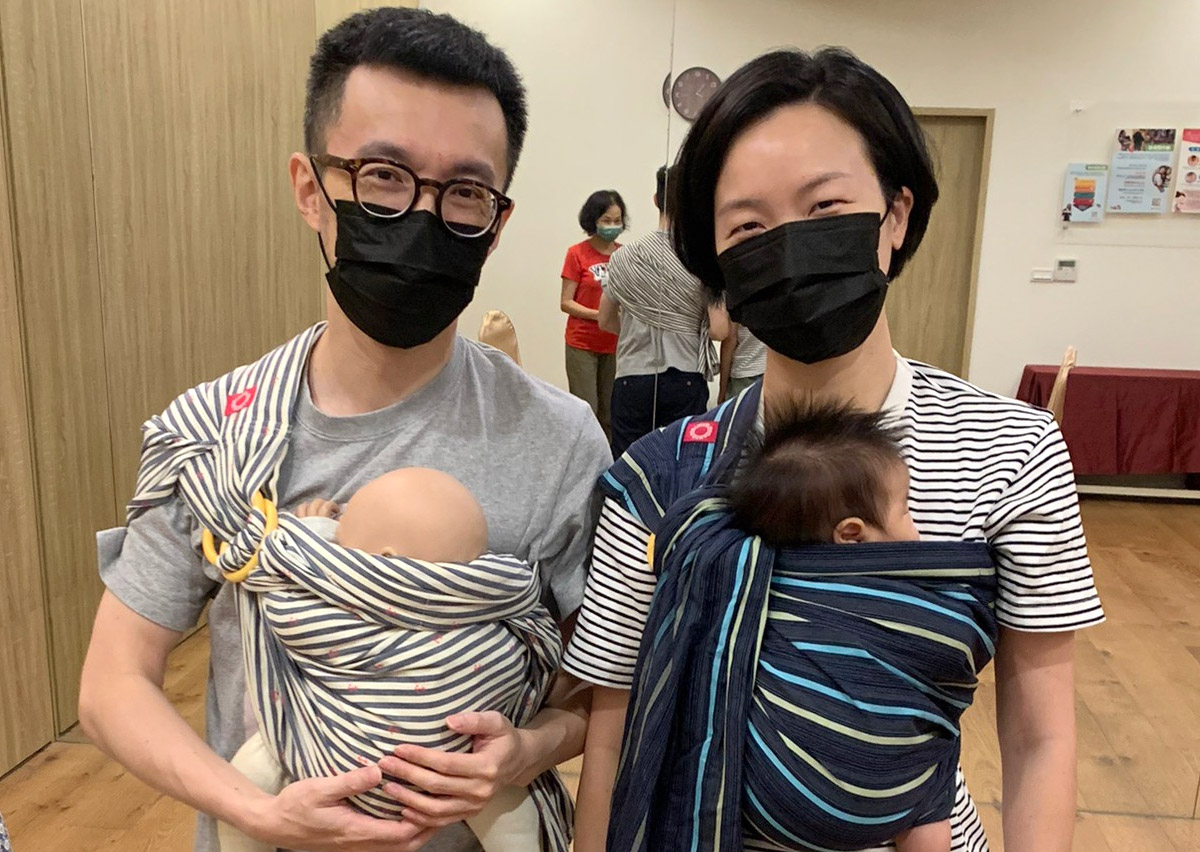 父母在課堂上同時練習不同款式的揹巾操作，包含環形揹巾 (Ring Sling) 與長布揹巾，學習針對不同月齡寶寶調整支撐度，讓揹巾成為輕鬆育兒的神隊友。