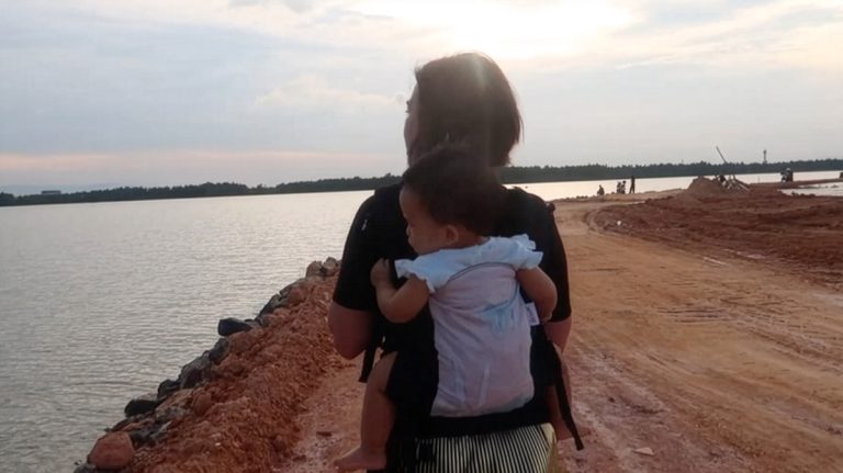 媽媽在戶外使用揹巾進行後揹 (Back Carry)，讓較大的幼兒能享有與大人相同的視野高度進行探索，同時釋放家長雙手，是親子旅遊與戶外活動的最佳解決方案。