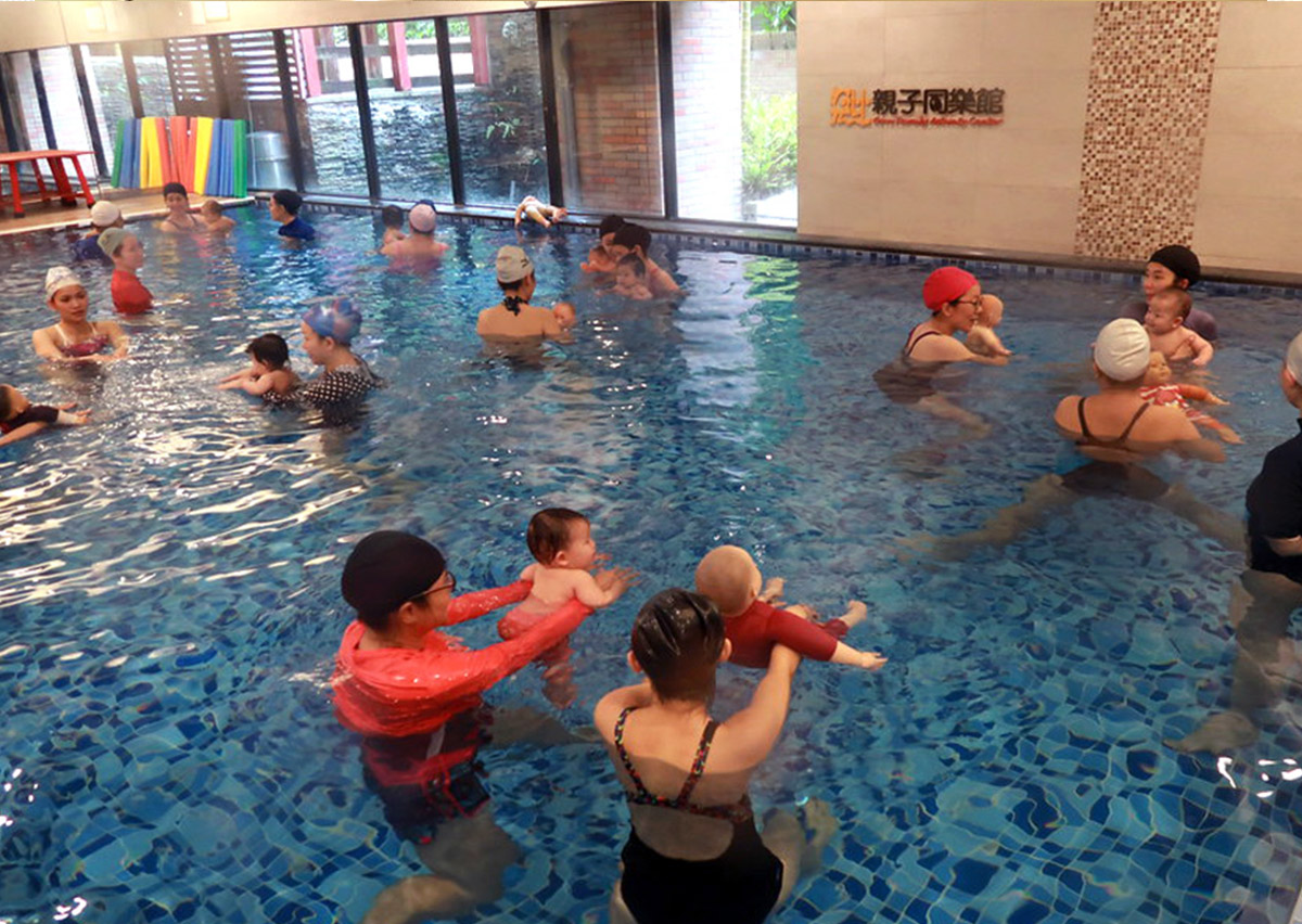 在位於台北內湖 Oovi 無比同樂館的恆溫泳池進行的 Birthlight 國際教練培訓 實作課。強調親子依附關係與非強制性的溫和教學法，確保教練具備高度專業性。
