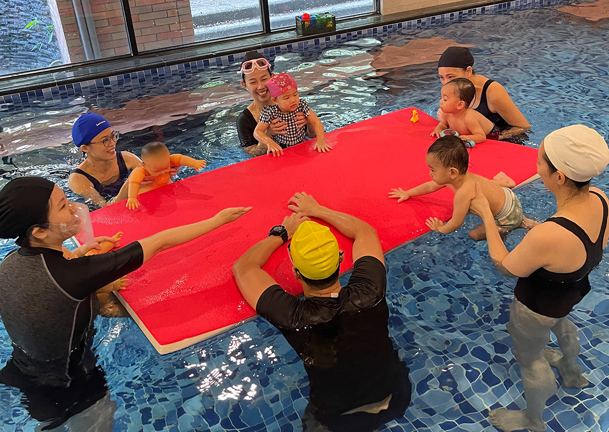 Oovi 舉辦英國生之光 (Birthlight) 嬰兒游泳教練培訓。學員與demo baby家庭上課實務練習，在大型浮墊上引導嬰兒進行團體互動，結合感覺統合發展與水中安全教育。