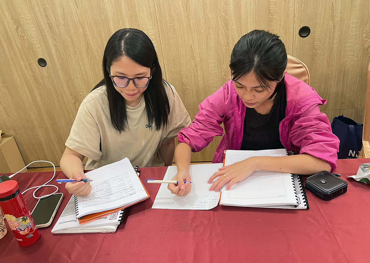 學員專注研讀 Birthlight 國際認證教材。教練培訓包含紮實的嬰幼兒發展心理學與生理學理論，非僅侷限於水下技術。