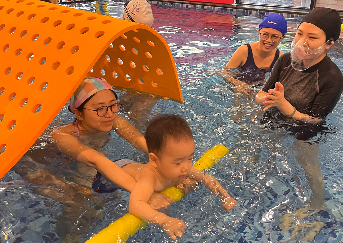 透過游過橘色拱橋教具，訓練幼兒的空間覺察力與解決問題能力。這是生之光課程中結合大肌肉發展的趣味障礙設計。