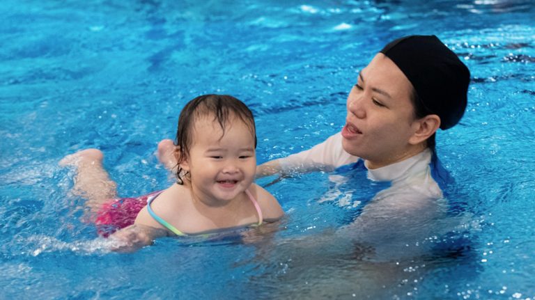 Oovi 專家 Diana 引導幼兒在水中快樂游泳，展現生之光教學中信心建立與水性感官刺激的效果，幫助孩子自幼建立良好水性。