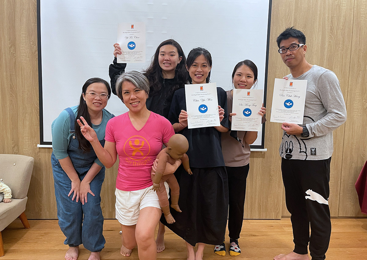 學員領取 Birthlight Level 1 教師證書。位於台北內湖的Oovi無比親子同樂館作為英國birthlight生之光在台灣唯一授權培訓中心，致力於提升全台嬰兒游泳教學的安全性與專業度。