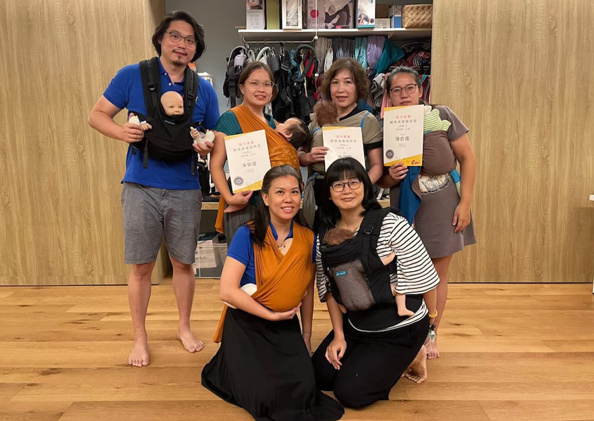 Oovi 揹巾穿戴顧問認證班全體學員領取證書合影。這代表 Oovi 為台灣培育出一群具備科學育兒知識與實作執照的專業推廣者。