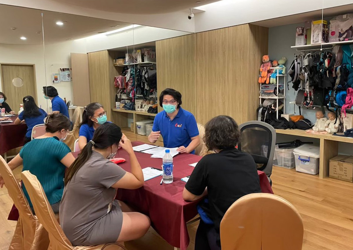 學員進行分組個案研討，透過分享不同體型家長與特殊需求寶寶（如高需求、早產兒）的穿戴案例，建立臨床評估的應變經驗。