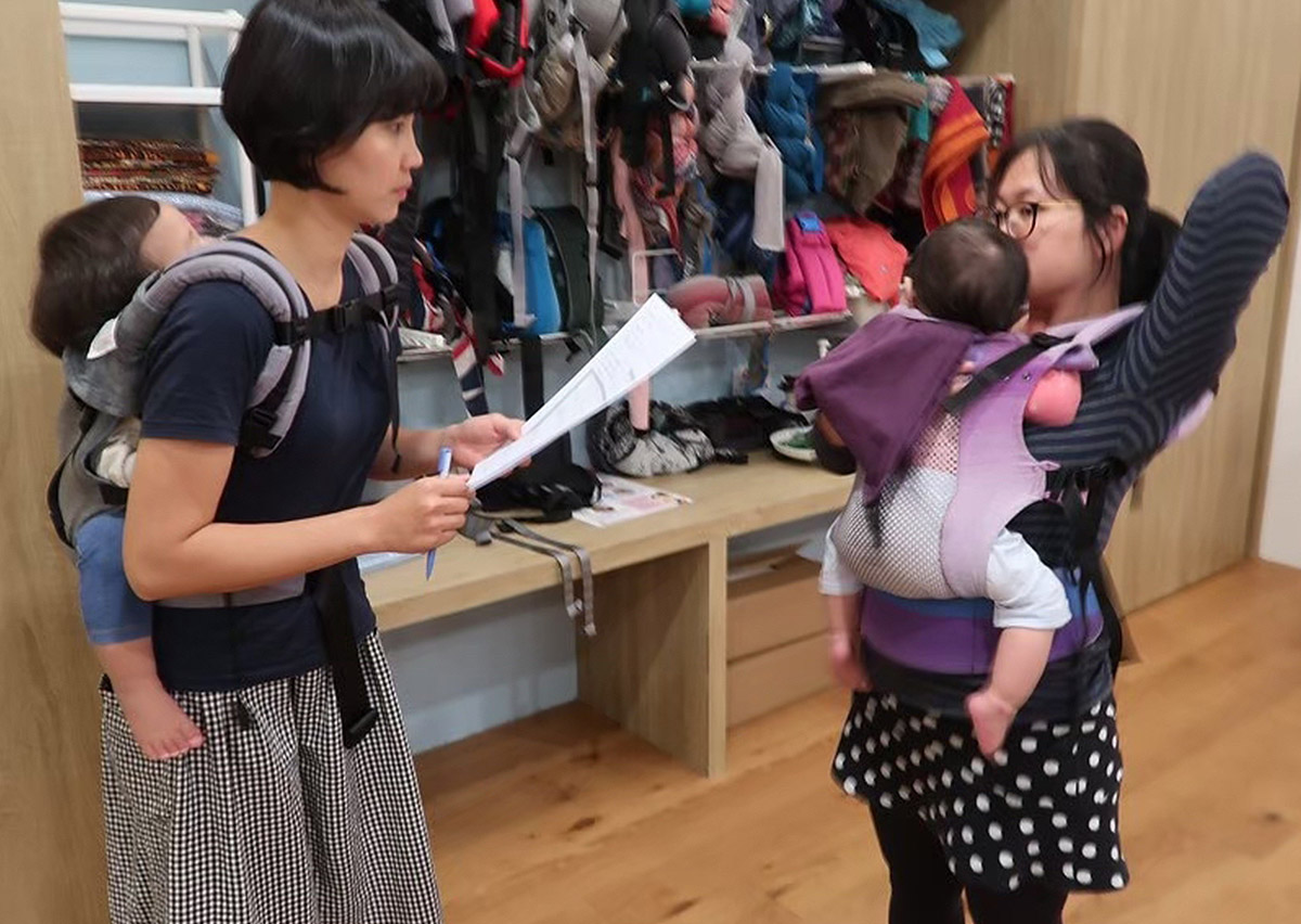 講師針對學員的穿戴方式進行專業評估，確保受訓學員具備基礎穿戴的能力。