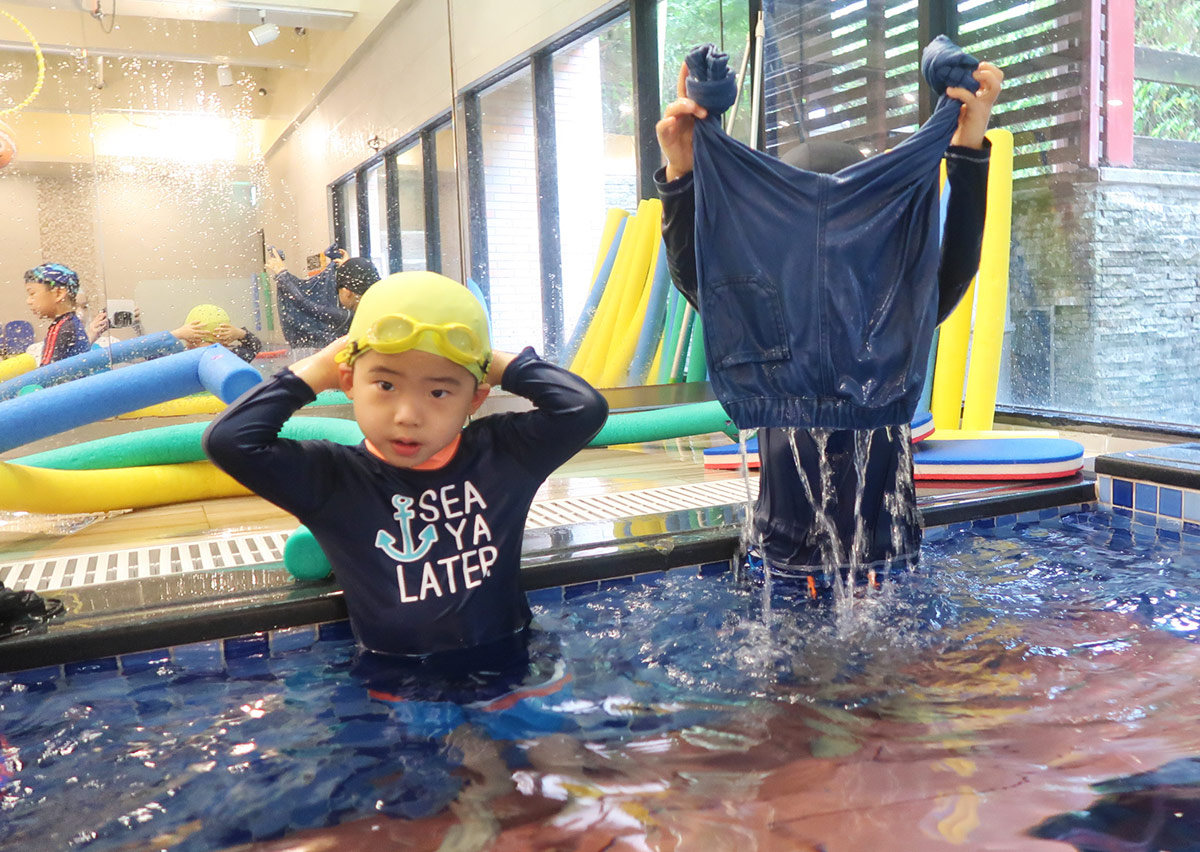 Oovi 主題營學員練習將長褲轉化為應急浮力裝置，學習在極端水域環境下的自救經驗與資源應用。