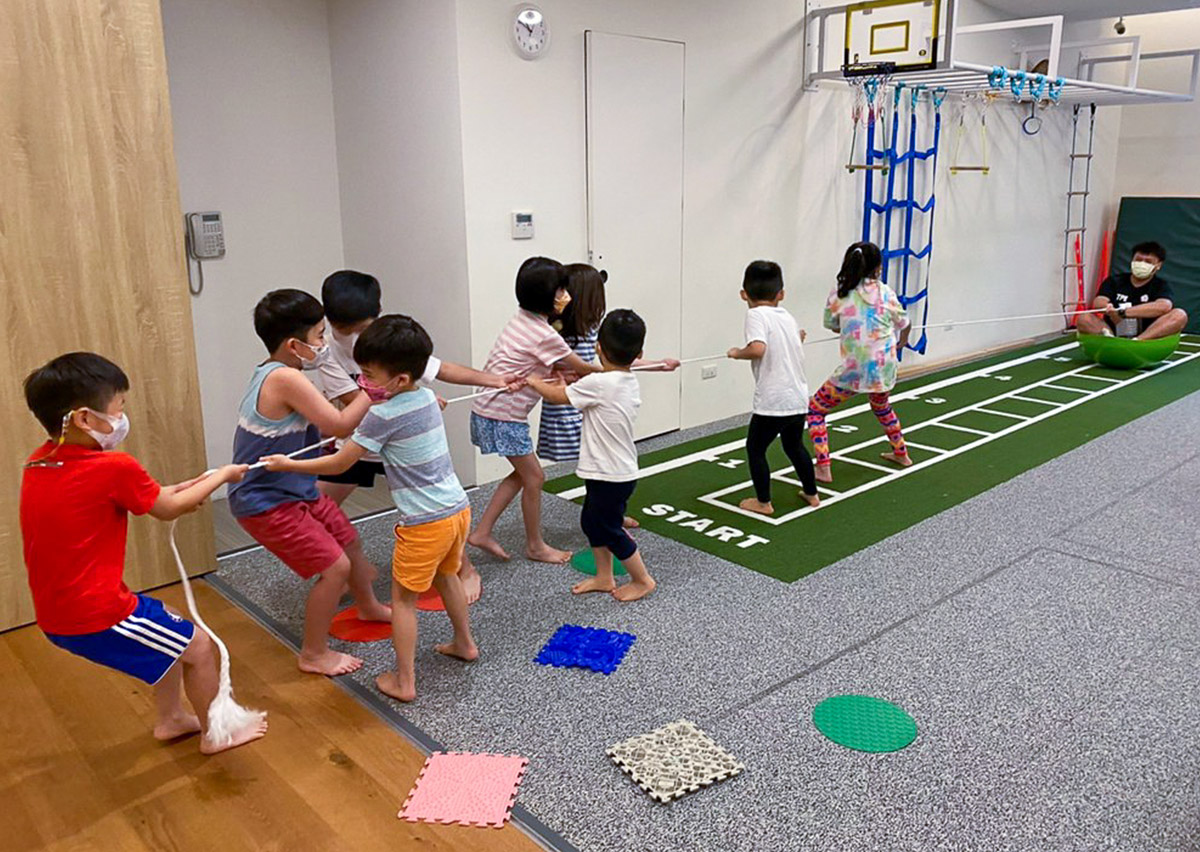 Oovi 暑假營隊舉辦團隊拔河挑戰，學員在教練引導下學習口令協調與集體發力，建立良好的團隊溝通。