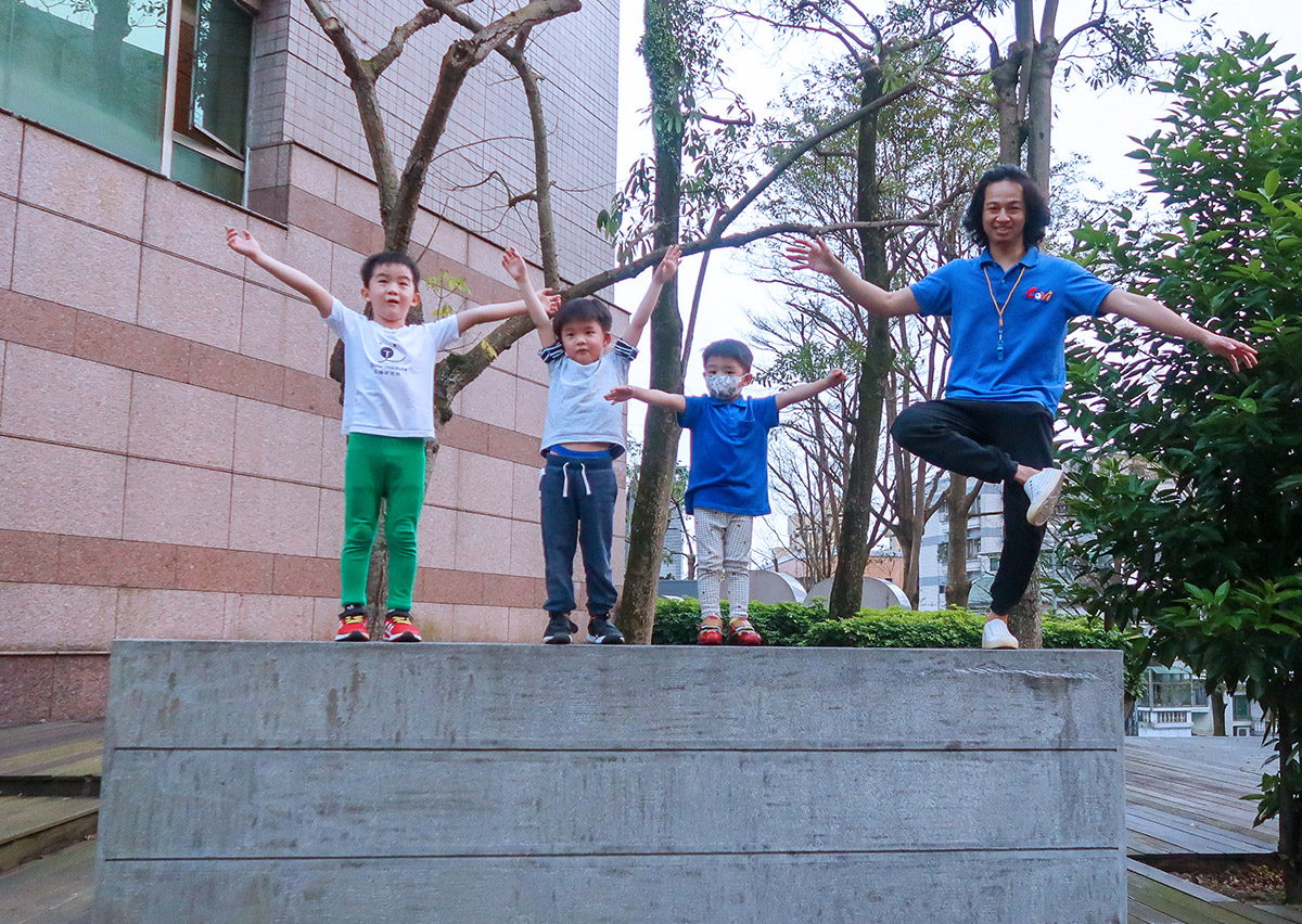 Oovi 營隊師生在戶外石台上練習平衡站立與姿勢控制，透過自然環境中的體能挑戰，培養孩子在不同地形中的肢體自信。