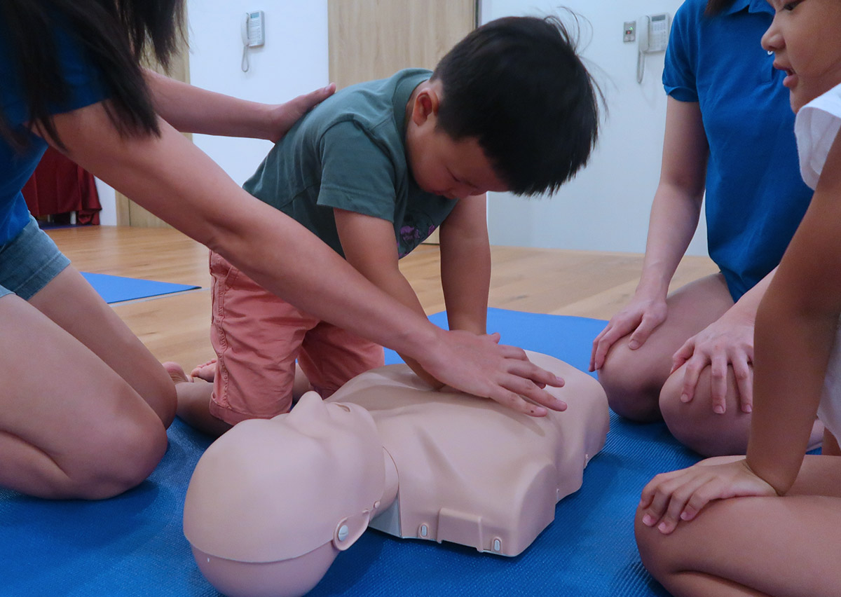 學員在 Oovi 專業教練指導下，練習對安妮假人進行正確的 CPR 胸外按壓，透過實作教學建立關鍵的急救流程與防溺意識。