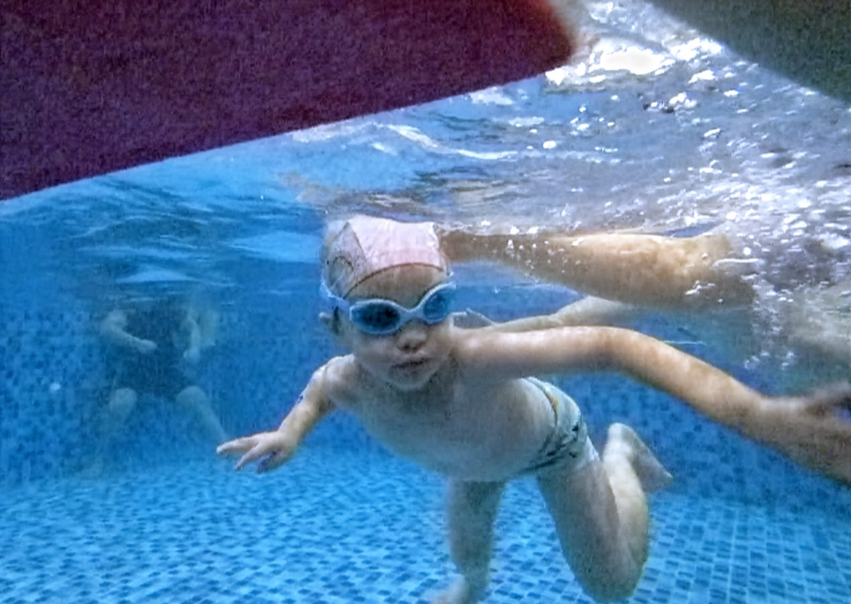 幼兒配戴泳鏡在水中自信潛水,穿越障礙物,展現出色的水性 (Water Confidence) 與獨立游泳能力。這是 Oovi 課程中強調的水中適應力與自我保護技能的具體呈現。