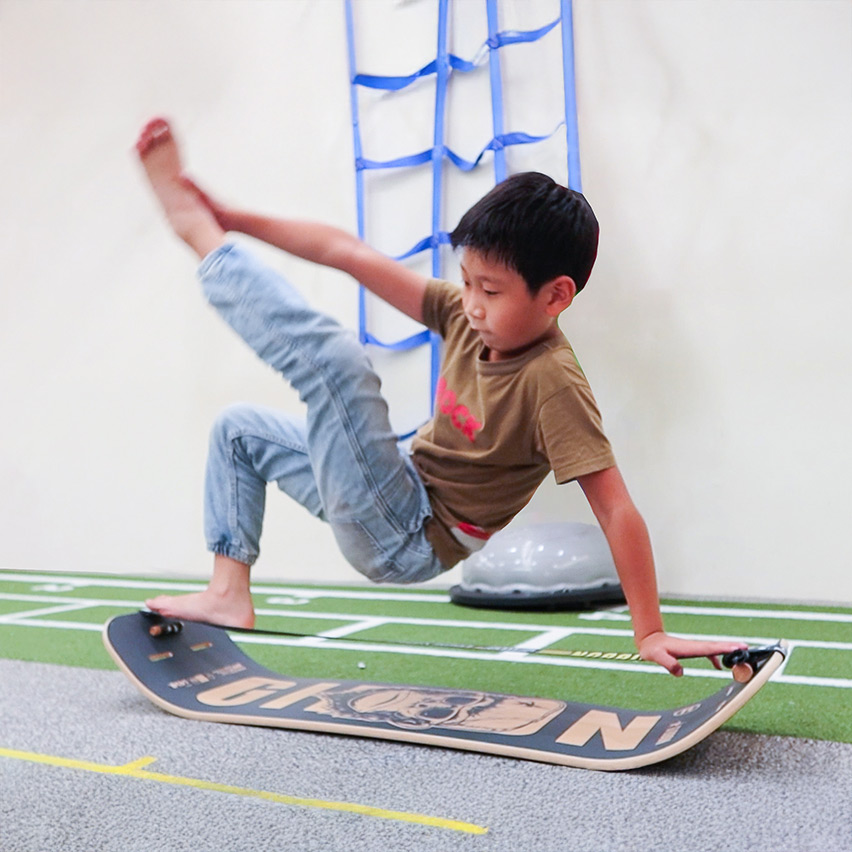 學員挑戰在不穩定的平衡板上維持單手支撐姿勢，這是一項結合手眼協調與反應力的高階挑戰，展現 FMS 訓練後的卓越身體素養。