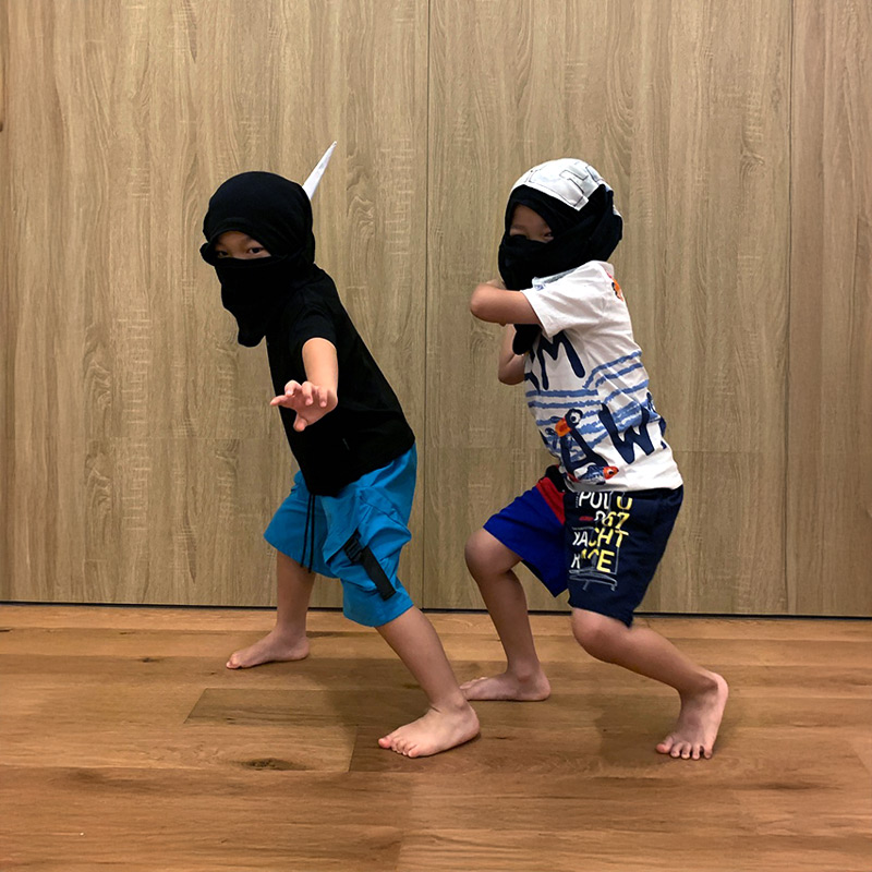 兩位小忍者展示帥氣的武術站姿，這類動作需要強大的核心肌群與肢體協調，透過趣味角色扮演將基本動作技能 (FMS) 訓練趣味化。