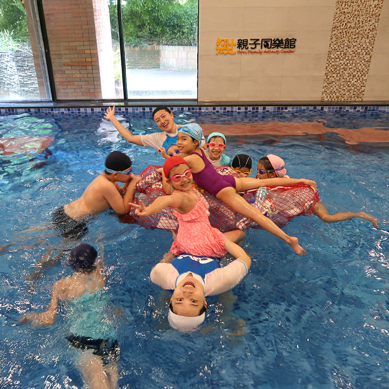 教練帶領學員在水中進行「水中救援」模擬遊戲，透過搶救浮網內的紅球，練習水中位移、水中自救技能並建立強大的團隊默契。